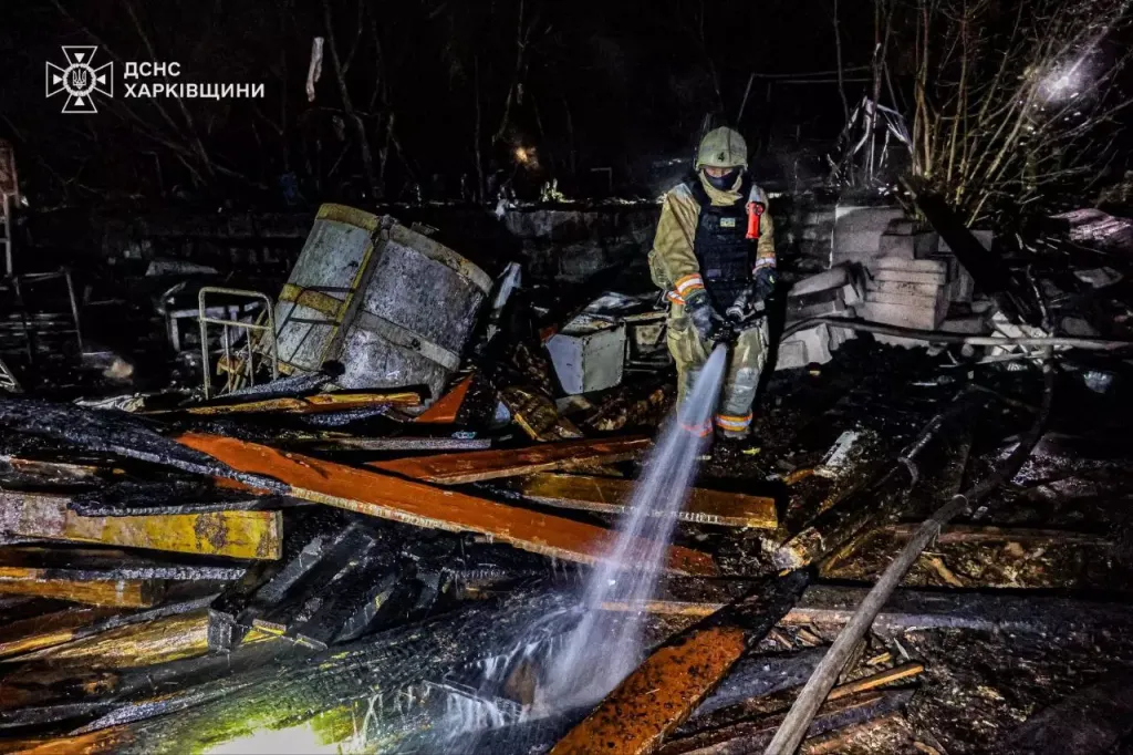 Hasiči bojují s následky ruských útoků v Charkově