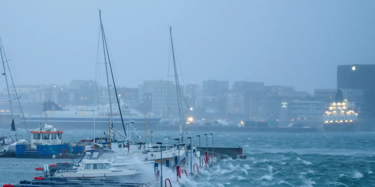 Norge er rammet av århundrets storm.  Ingunn ankom med ekstreme vindkast — ČT24 — Czech Television