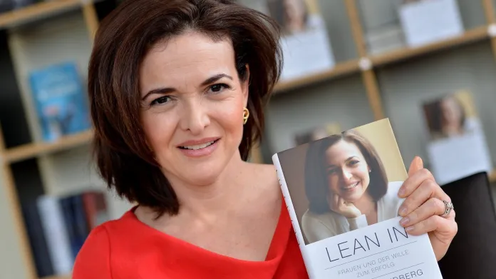 Sheryl Sandbergová se svou knihou Lean In