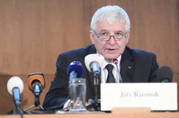 Koruna se propadá. ČNB ji může vytáhnout, ale jen zvýšením sazeb