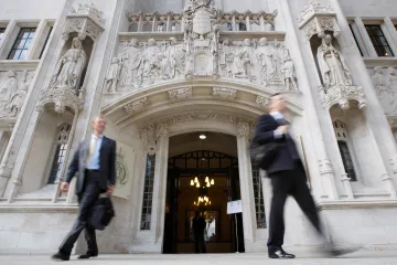 Vládní plán deportací do Rwandy pohořel. Britský soud ho zamítl
