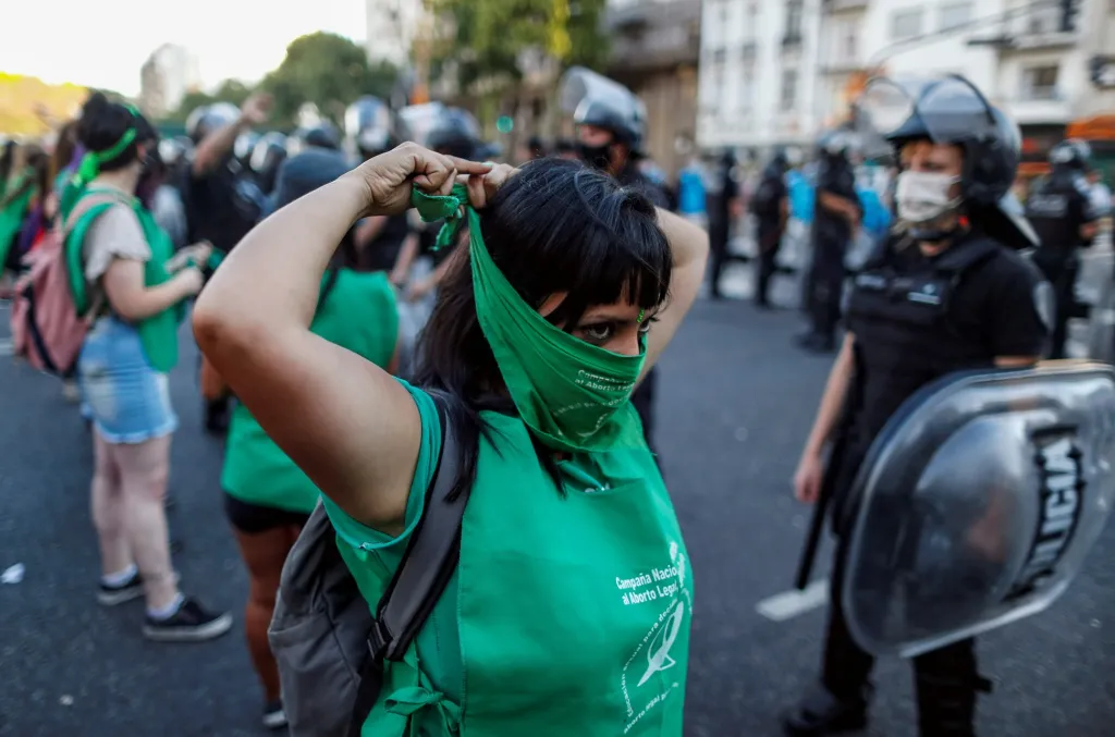 Stávka za právo na potrat v argentinském Buenos Aires. Prezident země dává ženám naději na beztrestnost umělého přerušení těhotenství
