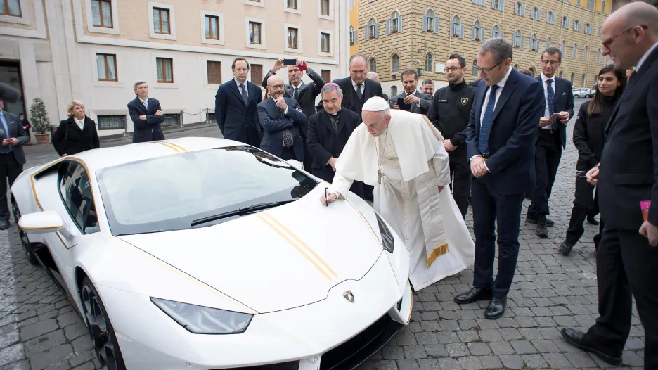 František podepisuje "své" Lamborghini