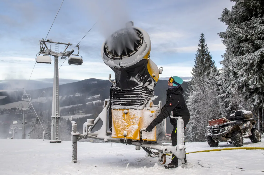 Skiareál Deštné v Orlických horách na Rychnovsku postupně zasněžuje sjezdovky před zahájením sezony