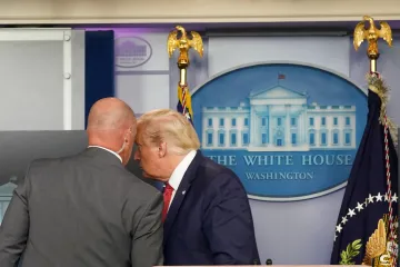 Střelba nedaleko Bílého domu. Trumpa odvedli z tiskové konference, podle CNN útočník zbraň neměl