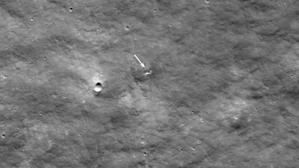 Kráter po pravděpodobném dopadu Luny 25 je označený šipkou