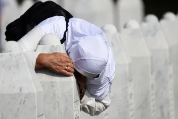 Ve Srebrenici si lidé připomínají 30 let od masakru Muslimů