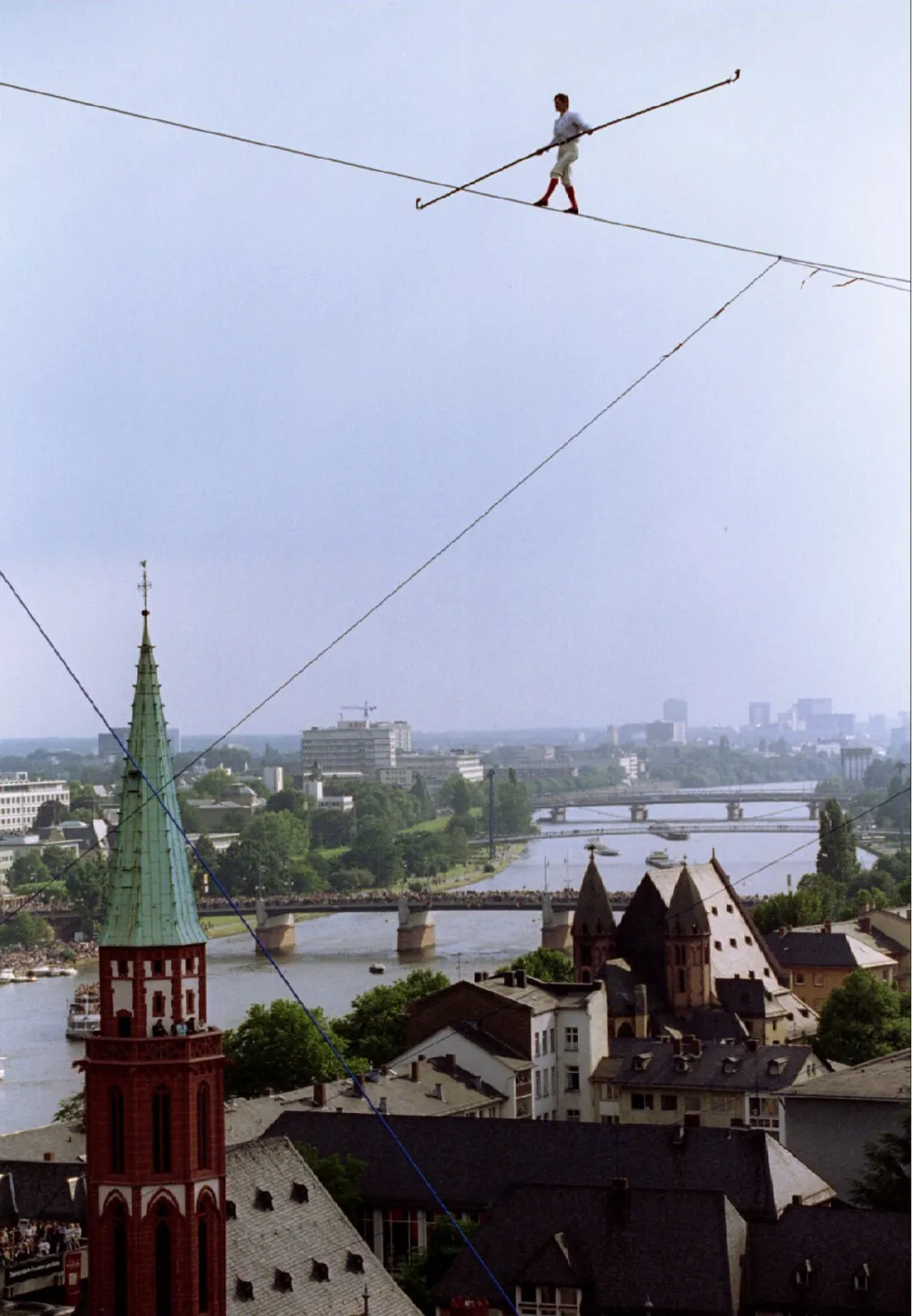 Provazochodec mezi jinými přešel na laně i nad katedrálou Notre-Dame, pařížskou operou, Lincolnovým centrem nebo nad historickým centrem Frankfurtu, kde ho sledovalo přes půl milionu diváků