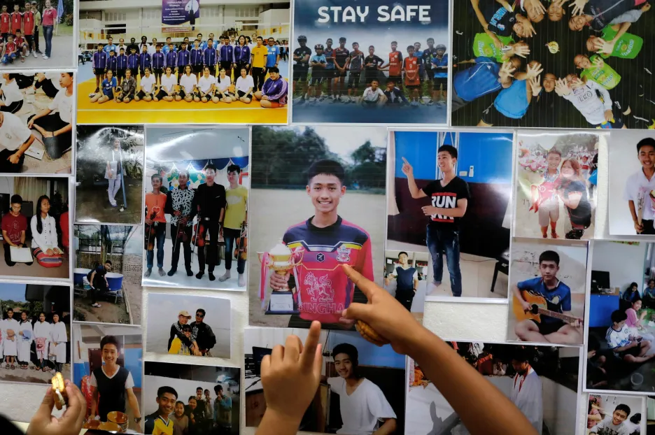 Fotografie chlapců uvězněných v jeskyni na severu Thajska