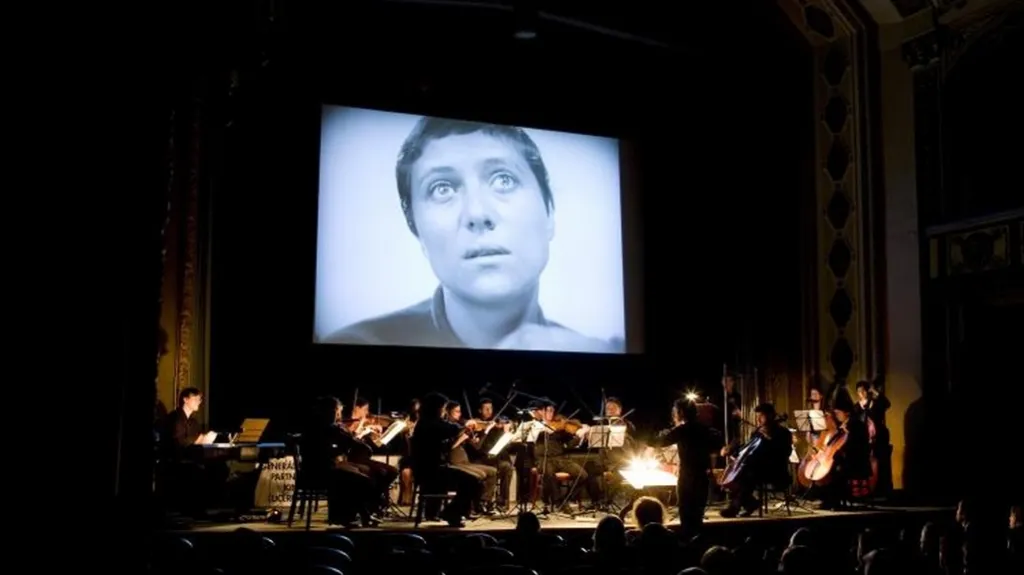 Němý film Utrpení Panny orleánské za doprovodu Orchestru BERG