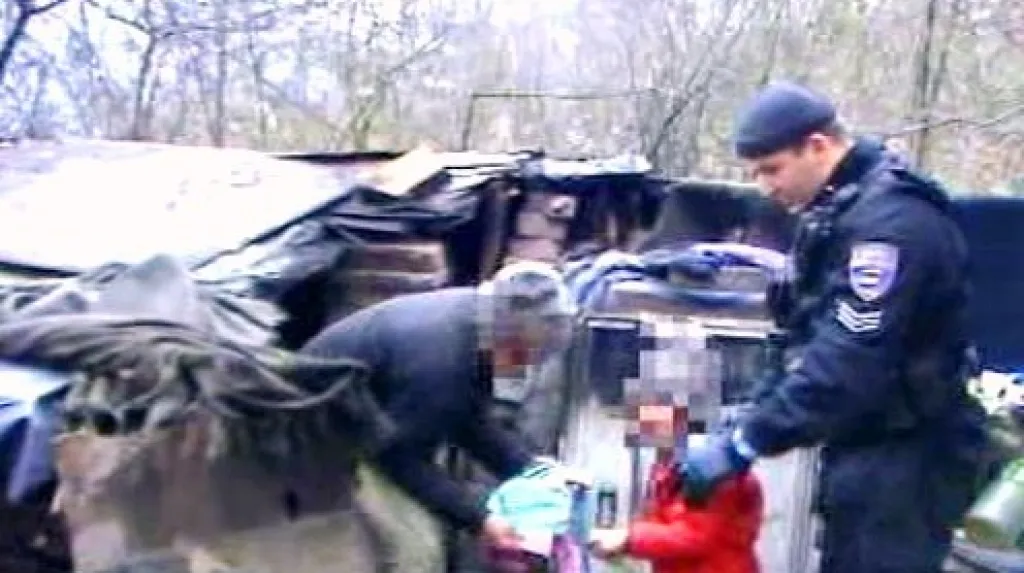 Policista odebírá holčičku její matce