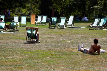 Tropické teploty v týdnu vystřídají bouřky, o víkendu se mírně ochladí