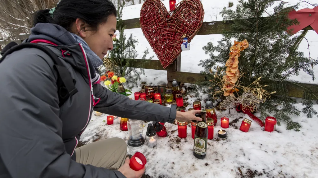 Bývalý československý a český prezident zemřel 18. prosince 2011 na chalupě na Hrádečku na Trutnovsku. Jeho památku přišly dnes na Hrádeček uctít desítky lidí. Gozel Chalijevová (na snímku) z Prahy u chalupy zapálila svíčku a položila lahev piva Krakonoš z trutnovského pivovaru, kde Havel v letech 1974 až 1975 pracoval jako pomocný dělník.