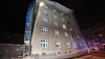 V noci vítr poškodil lešení na domě v ulici Rostislavova v pražských Nuslích. Lešení se v celé délce odklonilo od stěny domu