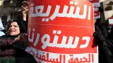 "Šaría je naše ústava" stojí na plakátu egyptských muslimů podporujících právo šaría v nové ústavě