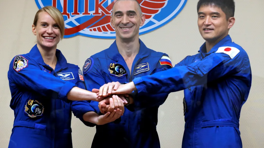 Kate Rubinsová, Anatolij Ivanišin a Takuja Oniši pózují před startem k Mezinárodní vesmírné stanici
