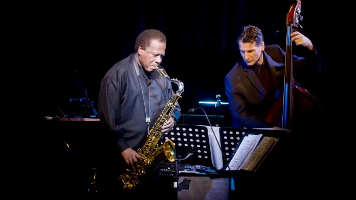 Wayne Shorter hraje na saxofon od 50. let