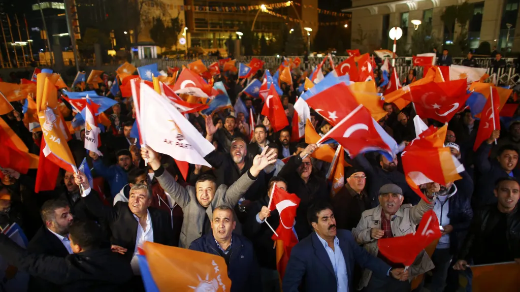 Příznivci vládní AKP slaví volební vítězství v ulicích Istanbulu