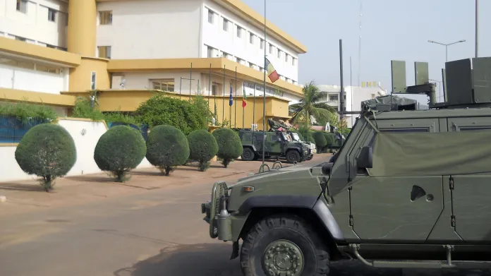 Česká obrněná vozidla Iveco střeží velitelství výcvikové mise EU v Bamaku