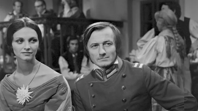 Jana Březinová jako Božena Němcová a Radoslav Brzobohatý jako její manžel v televizním filmu Vlčí halíř (1975)
