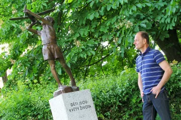 Bronzová socha chlapce s letadlem zmizela z Karlových Varů už podruhé