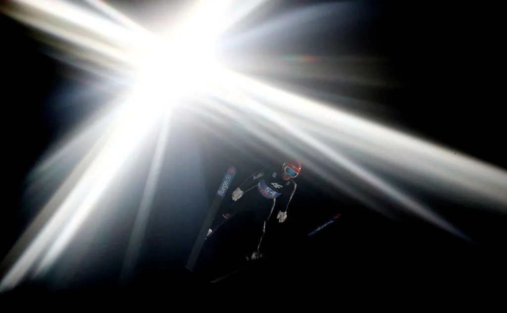 Oslnivé světlo pomohlo k doskoku z obřího můstku skokanovi Stephanovi Leyhemu v Bischofshofenu v Rakousku