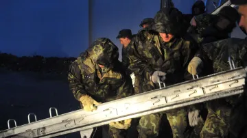 Vojáci staví protipovodňové zábrany na pražské Kampě