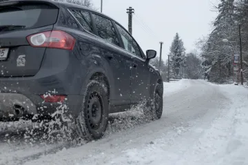 V částech Česka pokryl hory čerstvý sníh, v Beskydech má dál přibývat