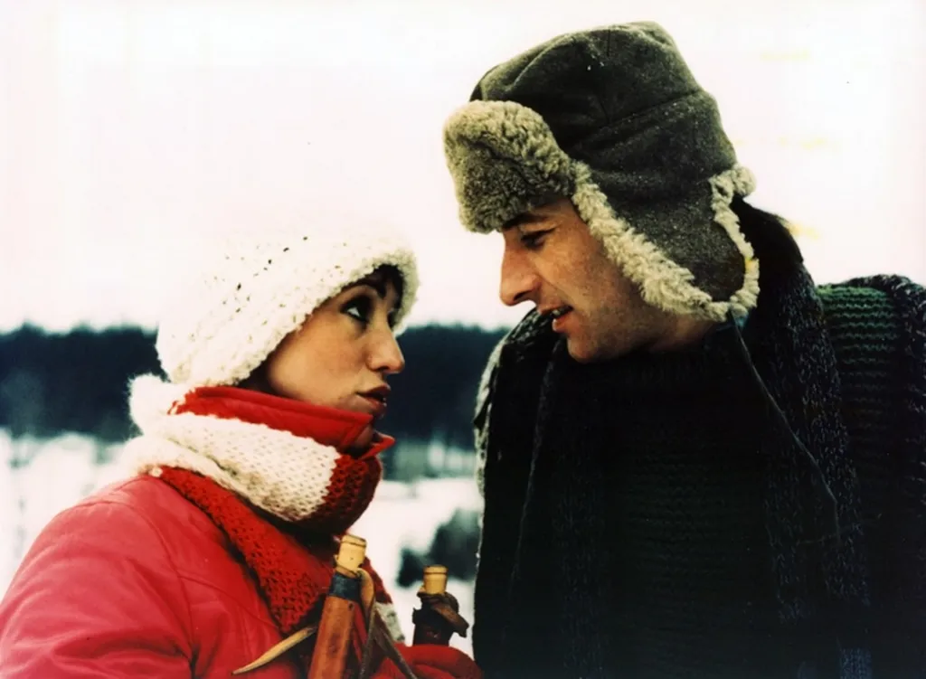 Film dodnes neopustil. A přišly i role hlavní. Hned o dva roky později ve filmu Věry Chytilové Kalamita. Ty osobní i sněhové tu Polívka zažívá jako strojvedoucí.