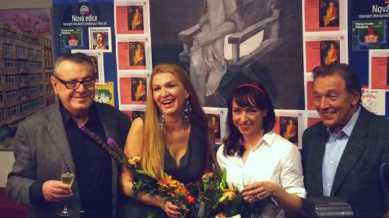 Miloš a Martina Formanovi, T. Vilhelmová a K. Gott při křtu audio knihy Martiny Formanové Skladatelka voňavého prádla (duben 2011)