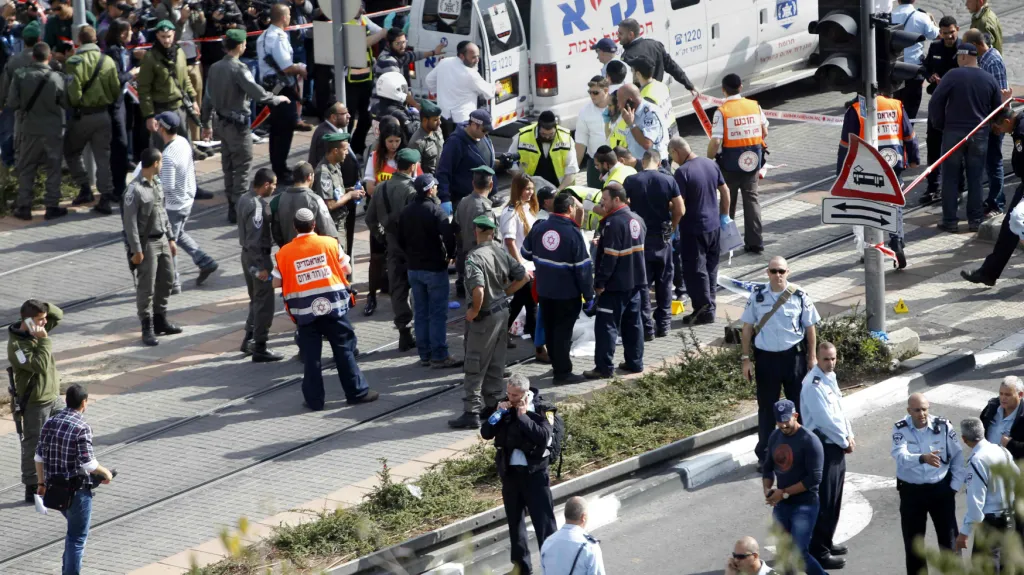 Palestinec najel v Jeruzalémě do skupiny Izraelců