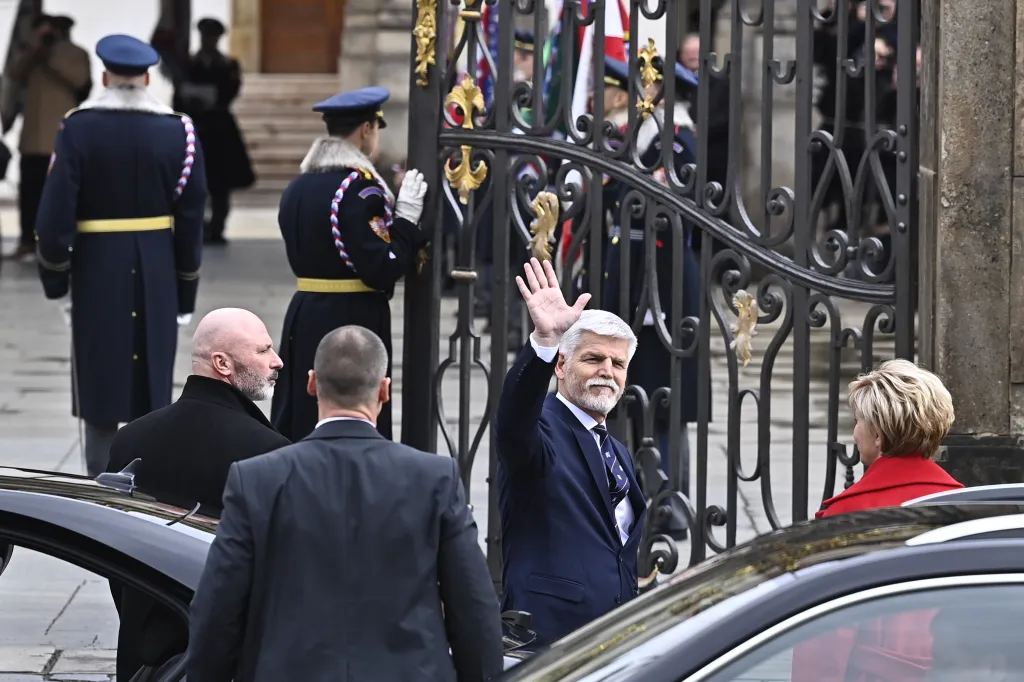 Pavel mává lidem při příjezdu na svou inauguraci
