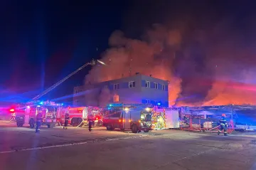 V pardubické průmyslové zóně hoří dvě budovy, hasiči požár lokalizovali