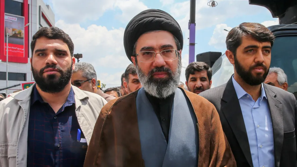 Modžtaba Chameneí (uprostřed) na snímku z května 2019