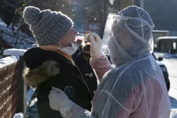 Jít na test na covid-19 před Vánoci může být problém. Někde už nejsou volné termíny