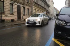 Modré čáry rezidentního parkování se v Brně rozšířily i do dalších ulic