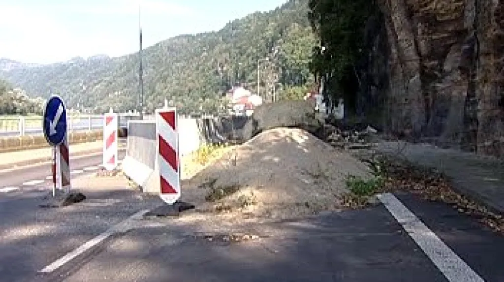 Padající skála brání v silničním spojení