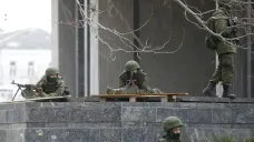 Ruští vojáci bez insignií při okupaci Krymu, 1. března u krymského parlamentu v Simferopolu