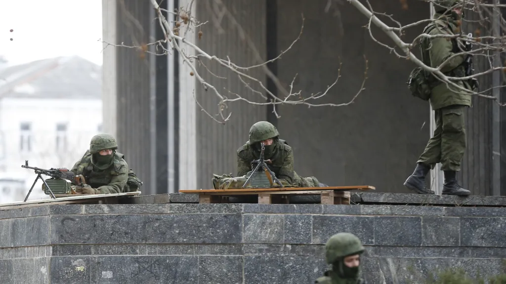 Ruští vojáci bez insignií při okupaci Krymu, 1. března u krymského parlamentu v Simferopolu