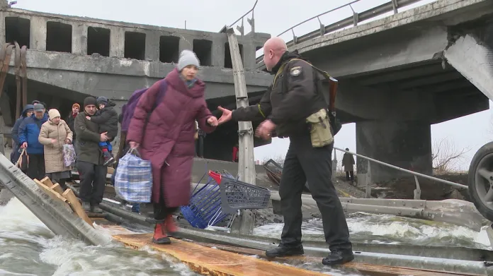 Uprchlíci z okupované Irpině se snaží dostat do Kyjeva. Přes řeku vede jen provizorní most