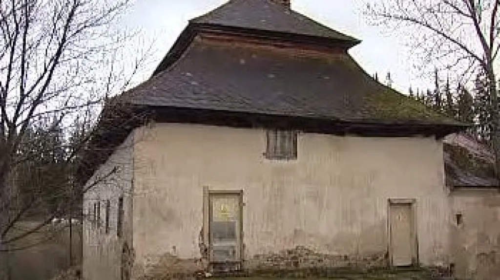 Historická bašta u rybníka Olšina v jižních Čechách