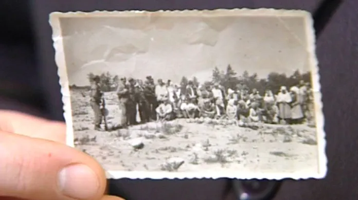 Fotografie Poláků nad hromadným hrobem