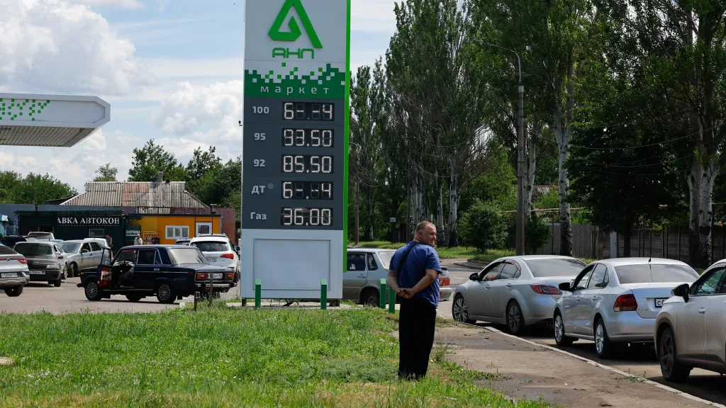 Auta čekají ve frontě na čerpací stanici v Ruskem okupovaném Doněcku