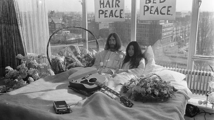 John Lennon a Yoko Ono při protestní akci "postelový mír"
