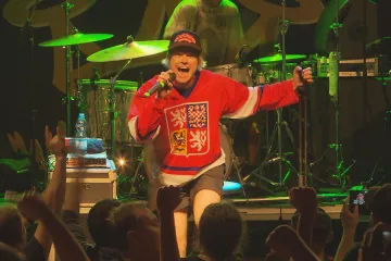 Očekávej neočekávané. V Praze a Brně koncertovali Dog Eat Dog 