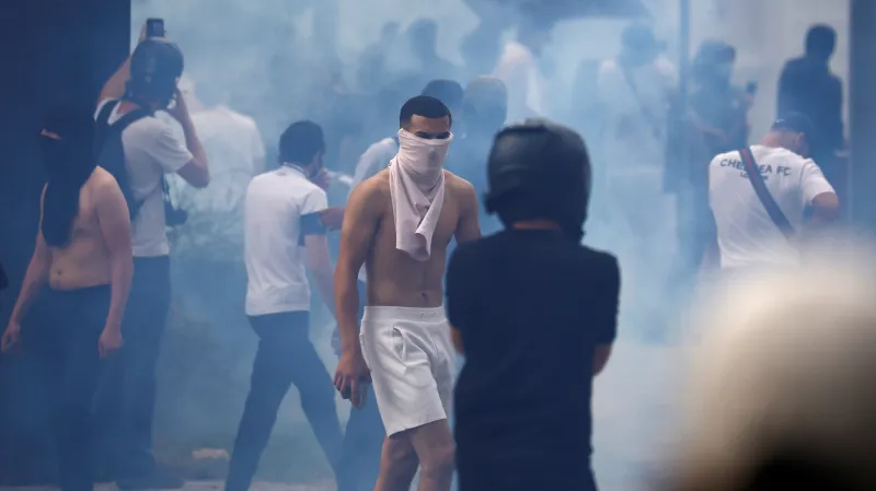 Lidé v Nanterre uctili památku sedmnáctiletého mladíka, který byl zastřelen policistou