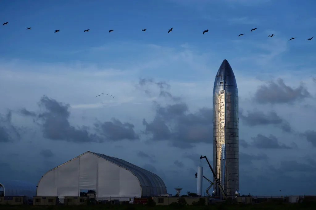 Jako stroj z „verneovky“ působí fotografie prototypu kosmické lodi SpaceX, která by měla letět na Mars. Boca Chica, Texas