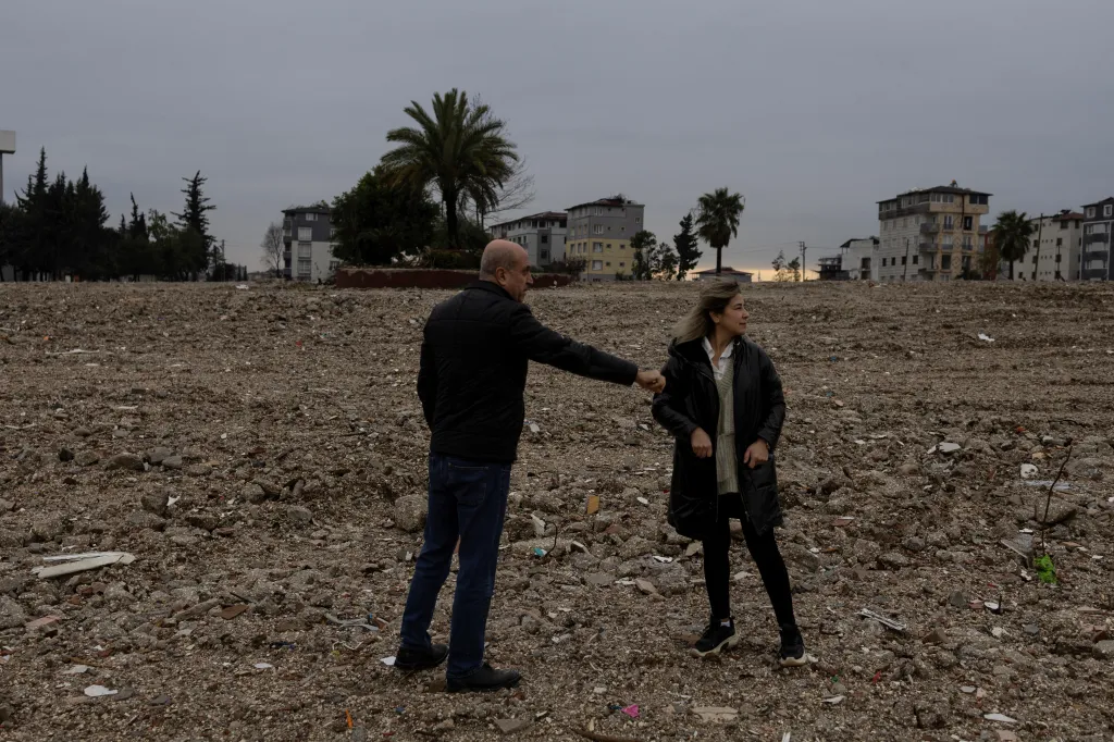 Omer Dolar a Dilay Dolar stojí u vyklizeného obytného pozemku v tureckém Hatay, který je podle nového zákona o transformaci měst převeden státu