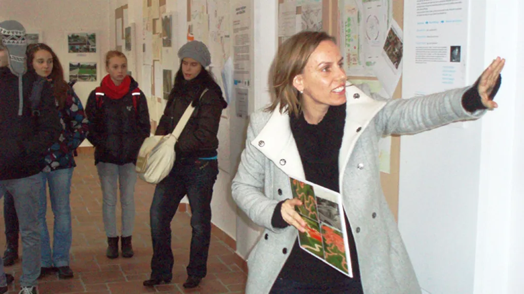 Ilona Vybíralová ze společnosti Příroda zahajuje výstavu Veřejné prostory nejen očima žáků