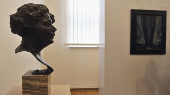 Busta Eugenie Kupkové v GVUO (v pozadí Kupkův obraz Tvar modré)